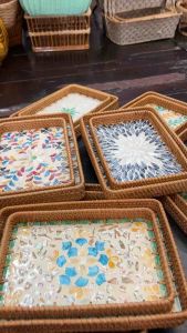 ถาด ทรงสี่เหลี่ยมผืนผ้า สานจากหวายแท้ ฝังตกแต่งลายด้วยเปลือกหอย