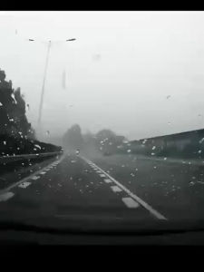 Anti-Rain Auto Spray Coating Car Product with Key Attributes: Water Repellent Easy Application Durable Clear Visibility Weather Protection. Fit for Use: Car Windshield. Scene: Rainy Day Driving.