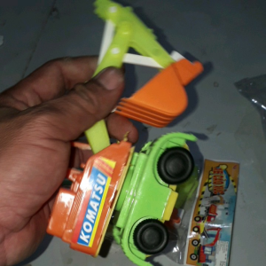 Trở về tuổi thơ Một chiếc xe mô hình công trình bằng nhựa kéo dây