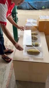 ตู้โชว์อาหาร ตู้โชว์ขนม ตู้ใส่เบอเกอรี่ รุ่น 4 ช่องกั้น มีฝาเปิดด้านหน้า มีบานสไลด์ด้านหลัง ขนาด 60x25x20 cm.