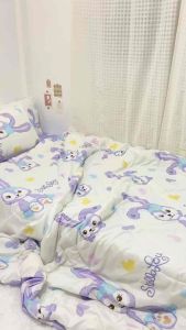 ชุดเครื่องนอนครบเซ็ท(โทนกระต่าย) 1 ชุด ประกอบด้วย 👇👇 💚ผ้าปู 1 ชิ้น รัดมุม4ด้าน 💚ปลอกหมอน 2 ชิ้น 💚ปลอกหมอนข้าง 2 ชิ้น -ผ้าปูใส่ฟูกที่นอนได้ 10 นิ้ว -ผ้านวมหนา 3นิ้ว (ขนาด5x 5.5 ฟุต)