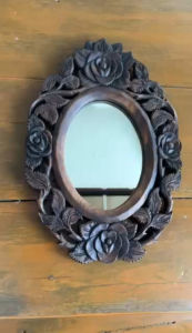 กระจกติดผนัง กระจกกรอบไม้ ลายเถากุหลาบ ไม้แกะสลัก  กรอบกระจก กรอบกระจกเงา ไม้จามจุรี กระจกเงาผนัง 29x43.5x2.2cm แผ่นไม้สัก แผ่นไม้ติดผนัง