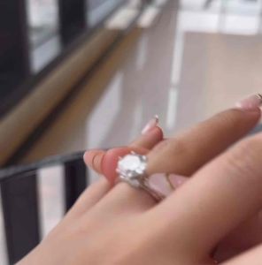 Reraya แหวนเพชรทรงเหลี่ยมฝังเพชรโมอีส  เงินแท้ 92.5% ชุบทองคำขาว-B5367