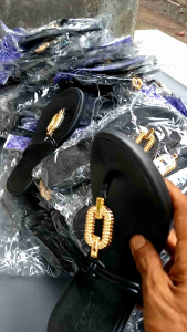 SANDAL JELLY JEPIT KARET WANITA CRISTAL ORYGYNAL IMPOR MURAH WARNA HITAM