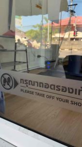 (F444) ป้าย กรุณาถอดรองเท้า V.2 สติกเกอร์ PVC ใสฝ้า งานพิมพ์ กันน้ำ ทนแดด สินค้าคุณภาพ ใช้งานได้ยาวนาน