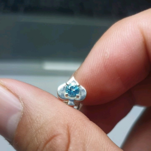 0105HT-MÔT CHIẾC HOA TAI BẠC NAM ĐÍNH ĐÁ TOPAZ ( THIÊN NHIÊN) HÌNH CON CƠ