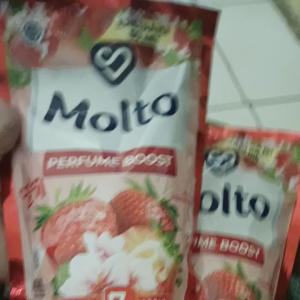 Molto perfume Boost 680ml pewangi dan pelembut konsentrat menjadikan pakaian lebih wangi dan perlindungan anti bau Korean strawberry