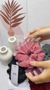 ANW - Ikat Rambut Scrunchie Cepol Hijab Kunciran Rambut\\n\\n Apa Itu Aksesori Rambut Nyaman?\\n\\nAksesori rambut nyaman adalah item yang dirancang untuk menambah gaya dan penampilan Anda sambil tetap memberikan kenyamanan maksimal. Salah satu contoh aksesori rambut nyaman adalah ikat rambut scrunchie cepol hijab kunciran rambut, yang akan kita bahas lebih lanjut dalam artikel ini.\\n\\n Desain Rambut Elegan dengan Ikat Rambut Scrunchie\\n\\nIkat rambut scrunchie cepol hijab kunciran rambut merupakan solusi sempurna untuk menciptakan desain rambut elegan. Dengan menggunakan scrunchie cepol, Anda dapat mengikat rambut dengan mudah tanpa merusak tekstur rambut Anda. Scrunchie cepol juga tersedia dalam berbagai warna dan pola, sehingga Anda dapat memilih yang sesuai dengan kepribadian Anda.\\n\\n Memilih Hijab Kunciran Rambut yang Tepat\\n\\nMemilih hijab kunciran rambut yang tepat sangat penting untuk menciptakan penampilan yang sempurna. Pastikan hijab kunciran rambut yang Anda pilih cocok dengan bentuk wajah Anda dan ukuran kepala Anda. Selain itu, perhatikan bahan hijab kunciran rambut tersebut agar tidak merusak rambut Anda saat dipakai.\\n\\n Cara Menggunakan Ikat Rambut Scrunchie\\n\\nBerikut langkah-langkah untuk mengikat rambut dengan scrunchie:\\n\\n1. Potong rambut Anda ke panjang yang diinginkan\\n2. Ambil scrunchie cepol dan letakkan di ujung rambut Anda\\n3. Ikat rambut Anda dengan scrunchie cepol dan sesuaikan posisi ikatan agar rapi\\n4. Atur bentuk hijab kunciran rambut Anda sesuai keinginan\\n\\n Manfaat Menggunakan Ikat Rambut Scrunchie\\n\\nMenggunakan ikat rambut scrunchie cepol hijab kunciran rambut memiliki beberapa keuntungan, antara lain:\\n\\n- Tidak merusak tekstur rambut Anda\\n- Tersedia dalam berbagai warna dan pola\\n- Cocok untuk berbagai jenis rambut\\n- Mudah dipakai dan dilepas\\n\\n Tips dan Trik Menggunakan Ikat Rambut Scrunchie\\n\\nBerikut beberapa tips dan trik untuk menggunakan ikat rambut scrunchie cepol hijab kunciran rambut:\\n\\n- Pilih warna scrunchie yang sesuai dengan warna rambut dan kulit Anda\\n- Atur bentuk hijab kunciran rambut Anda agar tetap rapi dan tidak terlihat kusut\\n- Gunakan scrunchie cepol sebagai aksesori tambahan untuk penampilan Anda\\n\\n Kesimpulan\\n\\nMemilih aksesori rambut nyaman seperti ikat rambut scrunchie cepol hijab kunciran rambut sangat penting untuk menciptakan desain rambut elegan. Dengan memilih hijab kunciran rambut yang tepat dan mengikuti langkah-langkah penggunaan scrunchie cepol, Anda dapat menciptakan penampilan yang sempurna dan tetap nyaman. Selamat mencoba!\"