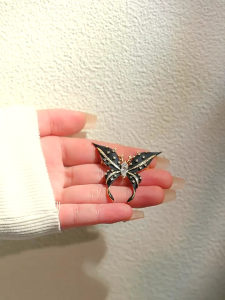 Bros Kupu Warna Hitam: Desain Unik & Aksesoris Pakaian