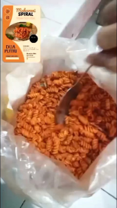 Makaroni Spiral Cemilan Dengan Penuh Citra Rasa Yang Khas Dua Putri Gurih Renyah Bikin Nagih