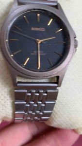 Đồng hồ nam KOBELCO QUARTZ của CITIZEN size 35mm khung titanium mặt đen kim cọc vàng dây thép không gỉ hãng VEGA dài 185cmđáy xoáy chống nước tốt 10BAR