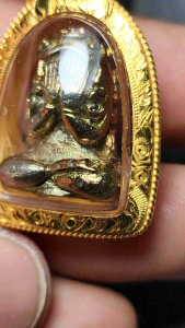 ผ้าหนปฏิรูป "พระกริ่งปิดตามหาลาภ ก้นสิงห์" เนื้อนวะโลหะชูบนาค (หายาก) สร้างเพียง 500 องค์ หลวงพ่อเกษม เขมโก มากของจัดสร้างปี 2518 พร้อมเลี่ยมทองคำแท้