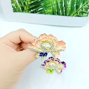 Bros Bunga Terata Warnai Biru: Aksesoris Fashion Wanita