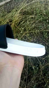 Sandal Slide ILONS Cowboy White Black Sandal Selop Pria dan Wanita Terbaru Best Seller Logo Bordir
