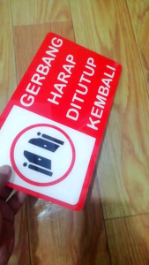 AKRILIK SIGN GERBANG HARAP DITUTUP KEMBALI BAHAN STIKER ACRYLIC