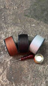 Paket sol sepatu isi 5 produk.Benang 3 warna panjang 30M jarum dan lem Aibon