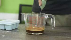 ที่ทำน้ำแข็ง มีฝา ได้ 12 ก้อน ถาดน้ำแข็งพร้อมฝา บล็อคน้ำแข็งคละสี 2 ถาด