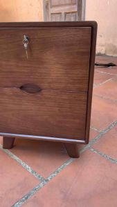 Tủ đầu giường gỗ tự nhiên-Táp đầu giường gỗ hương vân màu óc chó (so co la) có khoá 2 ngăn kéo