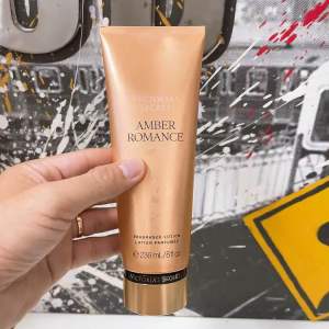 Sữa Dưỡng thể Victoria Amber 236nl