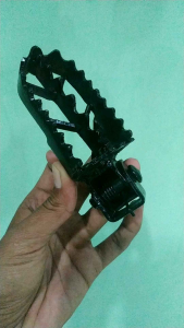 Footstep universal untuk motor KLX CRF BBK STD modif kuat anti slip tahan lama bahan besi berkualitas mudah dipasang aman digunakan kokoh dan stabil cocok untuk berbagai motor.