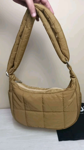 Tas Wanita Praktis & Stylish: Tas Selempang Puffy Bulan Sabit