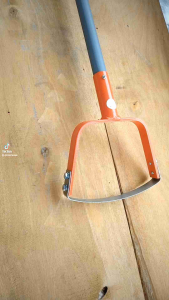 ถากหญ้า ดายหญ้า พร้อมด้ามเหล็ก กว้าง 20 ซม.