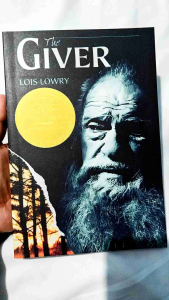The Giver by Lois Lowry - Paperback
