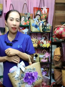 กระเป๋ากระจูดทรงน่ารักสวยเก๋แบบไม่ซ้ำใครใบเดียวในโลกร้านเราจ้า..สีสวยพร้อมส่งจากไทย