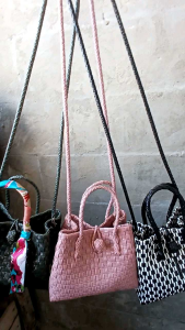 TAS ANYAMAN PLASTIK JALI PREMIUM PETY MINI SELEMPANG MAUVE SLING BAG
