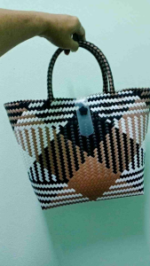 กระเป๋าแฮนด์เมด กระเป๋าสานพลาสติก ขนาด29×24สูง 28เซนติเมตร สานจากเส้นพลาสติกตราลูกโจ้
