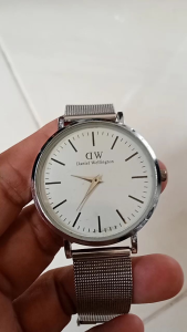 Jam tangan pria preloved DW 2jarum kondisi jam jalan/hidup normal siap pakai diameter casing 38mmwarna silverno box utk detail nya mohon chat dahulu