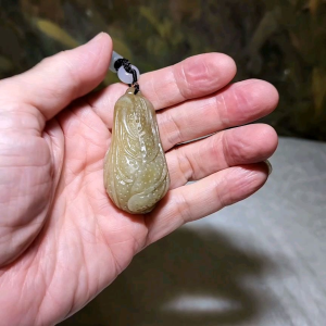 Gegegems Collection Premium Nephrite multiple tones caramel brown Chinese Cabbage (Dai Baicai) pendant/handheld (with certificate) 和田玉且末糖白发财(白菜)吊坠/手把(带证书)