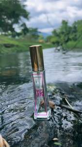 ผลิตภัณฑ์น้ำหอมที่แท้ที่สุด 100% 🫧เป็นน้ำหอม Tk ที่กลิ่นมิดไนท์กลิ่นติดทนนานเย้ายวนชวนฝันหอมหวานเซ๊กซี่ ยอมปล่อยผ่านช่วงที่ไม่สบายจมูก 10-15 นาที 👉ทำคุณค่าคะที่ไม่ต้องการจมูกซี้