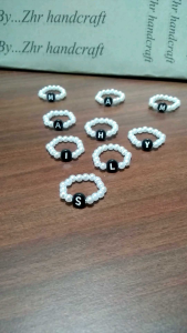 Cincin Mutiara Inisial Bulat Pipih A-Z: Variant Warna & Tali Karet Elastis