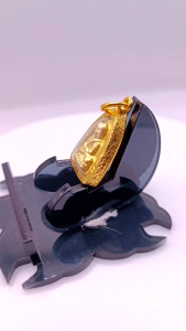 K426 จี้พระ หลวงปู่ทวด เนื้อทองทิพย์ หลวงปู่ทวดวัดช้างให้ พิมพ์เตารีด เลี่ยม กรอบทองไมครอน ขนาด 2.5x1.0 cm