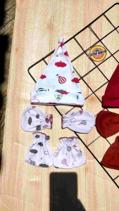 3 Pcs Kupluk dan 3 Set Sarung Tangan dan Kaki Bayi Seri Marun