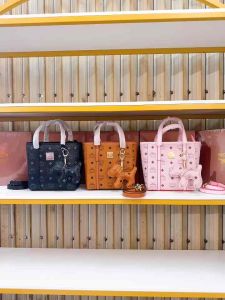 Túi M C M [Fullbox] Charm Chó Khoá Kéo Miệng Túi Kín Size 21cm (Auth Tuồn)