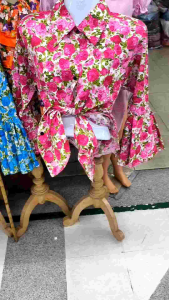 เสื้อทองกวาวลายดอกแขนย้วย เสื้อแฟชั่นย้อนยุคหญิง เสื้อรำวงย้อนยุค เสื้อลายดอกตรีมงานวัด