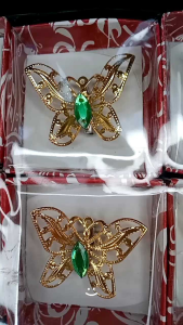 vania souvenir..souvenir pernikahan bros kupu kupu warna emas cantik dan unik isi 100 pcs barang ready stock kakak