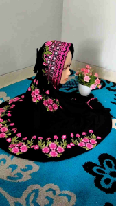 (Bisa bayar ditempat) Mukena Bahan Rayon kain dasar warna hitam Size Dewasa Terusan/Lajuran Motif Bunga Anyelir