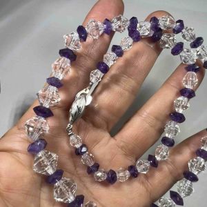 2266-VÒNG CỔ ĐÁ THẠCH ANH TRẮNG VÀ TÍM CẮT GIÁC ( THIÊN NHIÊN ) Dài 45 c m