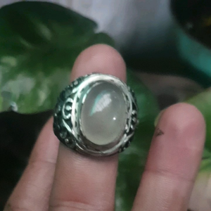 Batu Akik Chalcedony Putih & Batu Anggur: Eksotisme, Meditasi, dan Keberuntungan