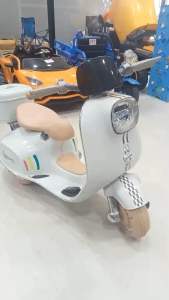 รถไฟฟ้า เด็กรถแบตเตอรี่เด็กนั่ง รถเวสป้าเด็ก รุ่นใหม่ แถมไมค์ร้องเพลง ขนาด2มอเตอร์ Np Toys No.1122