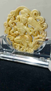 หินผสมเรซิ่นแกะสลักลายนางฟ้าดีดพิณบนก้อนเมฆ สีงา ขนาดเส้นผ่า ศก. 7 ซม.