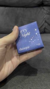 (ของแท้/พร้อมส่ง) Dasique Starry Night Eye Shadow Palette – 4 Colors  พาเล็ตต์กลิตเตอร์โทนดวงดาว สวยระยิบระยับแบบคืนดาวเต็มท้องฟ้า จากเกาหลี มือ 1