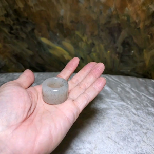 20.3mm Premium greasiness smoothness Nephrite whitish "ink dots" thumb ring (with certificate) [Natural Crystal] 20.3毫米超油润细腻白底点墨青花和田玉扳指(带证书)