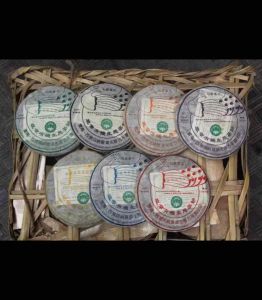 Trà phổ nhĩ sống Thất Công Trà Vương sản xuất 2004 phổ nhĩ ủ lâu năm cao cấp 357g màu ngẫu nhiên