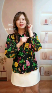 6980 เสื้อเชิ้ต Joyce ชีฟองพิมพ์ลายดอก ทรงเข้ารูป ช่วงเอว เล็กน้อย มีซับในเย็บติด แขนยาว 5 ส่วน by PENNY CLOTH 888