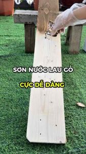 Sơn màu lau gỗ gốc nước giúp hiện lên vân gỗ làm mới sản phẩm.