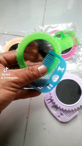 Một chiếc Gương mini và lược bằng nhựa cho bé Giao màu ngẫu nhiên